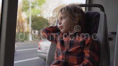 明斯克市坐公交车的小男孩